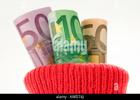 Spart Geld - Euro-Banknoten in eine rote Socke Anzahlung genommen Stockfoto