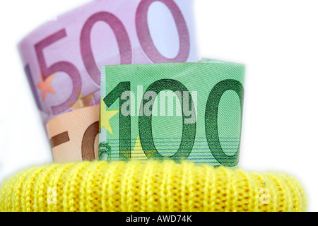 Geld sparen - Euro Banknoten in eine gelbe Socke Kaution Stockfoto