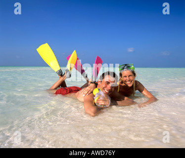 Junges Paar mit Schnorchelausrüstung im flachen Wasser, Strand, Malediven, Indischer Ozean Stockfoto