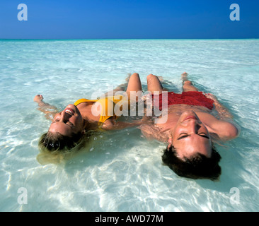 Junges paar entspannende im flachen Wasser, Strand, Malediven, Indischer Ozean Stockfoto