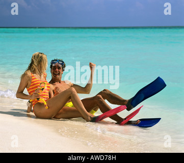 Junges Paar mit Schnorchelausrüstung amüsieren sich auf einem sandigen Strand, Urlaub, Malediven, Indischer Ozean Stockfoto