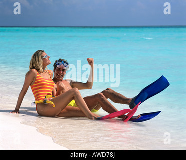 Junges Paar mit Schnorchelausrüstung amüsieren sich auf einem sandigen Strand, Urlaub, Malediven, Indischer Ozean Stockfoto