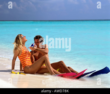 Junges Paar mit Schnorchelausrüstung amüsieren sich auf einem sandigen Strand, Urlaub, Malediven, Indischer Ozean Stockfoto
