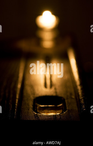 Alten hölzernen Schulbank mit Kerzenlicht beleuchtet. Yorkshire, England Stockfoto