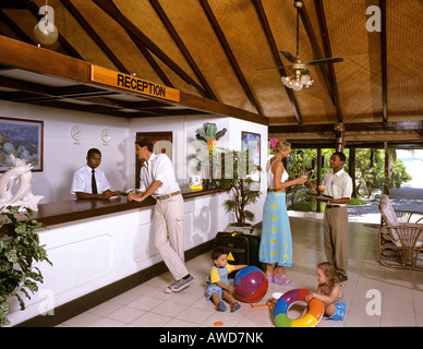 Rezeption des Hotels, Familie, Check-in, welcome-Drink, Holiday Island, Süd Male Atoll, Malediven, Indischer Ozean Stockfoto