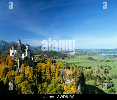 Das Schloss Neuschwanstein im Herbst, Panorama, Alp See, Füssen, Thannheimer Berge, Allgäu, Bayern, Deutschland Stockfoto
