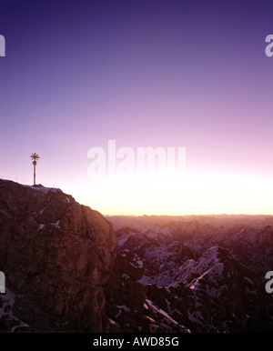 Gipfelkreuz auf 2962 m oder 9718 ft auf der Zugspitze, Deutschlands höchstem Berg, im Morgengrauen, Wettersteingebirge, Werdenfelser Region, Stockfoto