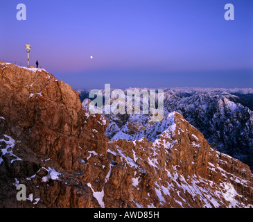 Gipfelkreuz auf 2962 m oder 9718 ft auf der Zugspitze, Deutschlands höchstem Berg, im Morgengrauen, Wettersteingebirge, Werdenfelser Region, Stockfoto