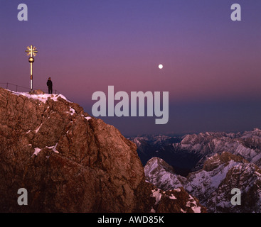 Gipfelkreuz auf 2962 m oder 9718 ft auf der Zugspitze, Deutschlands höchstem Berg, im Morgengrauen, Wettersteingebirge, Werdenfelser Region, Stockfoto