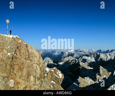 Gipfelkreuz am 2962 m oder 9718 ft auf der Zugspitze, Deutschlands höchstem Berg, Wettersteingebirge, Werdenfelser Region, oberen Bav Stockfoto