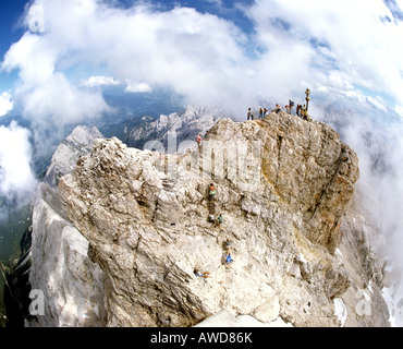 Wanderer und Gipfel kreuzen sich am 2962 m oder 9718 ft auf der Zugspitze, Deutschlands höchstem Berg, Wettersteingebirge, Werdenfelser Region Stockfoto