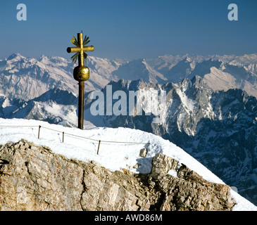 Gipfelkreuz am 2962 m oder 9718 ft auf der Zugspitze, Deutschlands höchstem Berg, Wettersteingebirge, Werdenfelser Region, oberen Bav Stockfoto