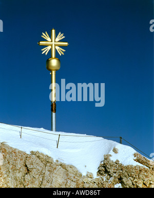 Gipfelkreuz am 2962 m oder 9718 ft auf der Zugspitze, Deutschlands höchstem Berg, Wettersteingebirge, Werdenfelser Region, oberen Bav Stockfoto