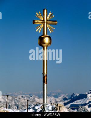 Gipfelkreuz am 2962 m oder 9718 ft auf der Zugspitze, Deutschlands höchstem Berg, Wettersteingebirge, Werdenfelser Region, oberen Bav Stockfoto