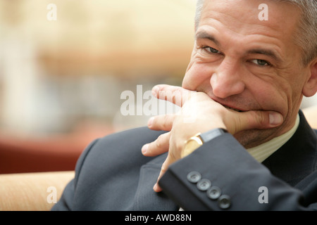 Geschäftsmann, seine Hand zu beißen Stockfoto