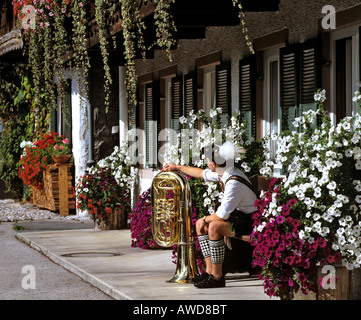 Musiker mit Tuba, Sonnenstrasse ("Sonne-Straße") in Garmisch-Partenkirchen, Upper Bavaria, Bayern, Deutschland, Europa Stockfoto
