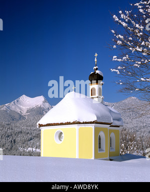 Maria Chapel in der Nähe von Krün in Winter, Isar River Valley, Upper Bavaria, Bayern, Deutschland, Europa Stockfoto