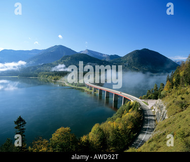 Sylvensteinspeicher Brücke, Sylvensteinspeicher Reservoir, Herbst, Isar, Oberbayern, Deutschland Stockfoto