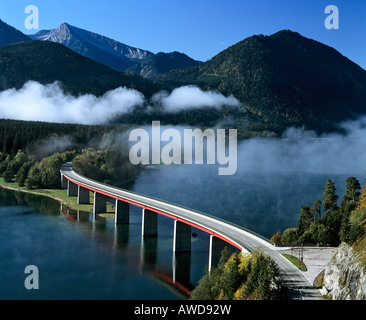 Sylvensteinspeicher Brücke, Sylvensteinspeicher Reservoir, Herbst, Isar, Oberbayern, Deutschland Stockfoto