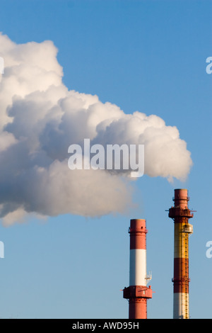 Rauch strömt aus einem Kraftwerk am Lake Michigan in Indiana. Stockfoto