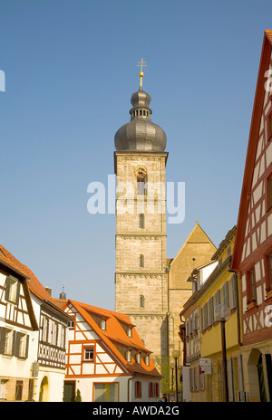 Kapellenstrasse (Kapelle Straße) mit Kirche Turm von St. Martin, Forchheim, Upper Franconia, Bayern, Deutschland, Europa Stockfoto