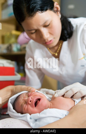 Die Impfung eines Babys, Child Health Department der Mae Tao Clinic für burmesische Flüchtlinge, Maesot, Thailand Stockfoto