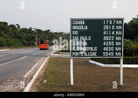 Verkehrszeichen in der Amazon zeigt die riesigen Entfernungen in Brasilien, Pará, Brasilien Stockfoto