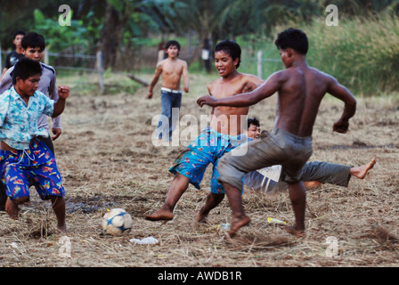 Jungs spielen Fußball im ländlichen Kambodscha Stockfoto