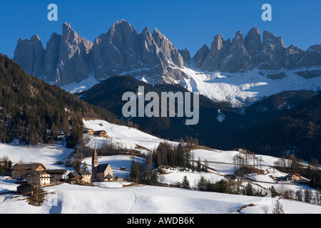 Dorf von St. Magdalena im Winterschnee, Val di Funes, Italien Stockfoto