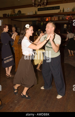 Pärchen tanzt die Jive, Pontins Holiday Camp, Camber Sands Sussex England. Rhythm Riot Retro Wochenende 2000s 2007 HOMER SYKES Stockfoto