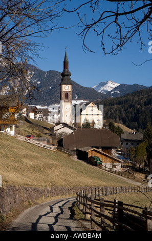 Alpine Dorf Saint peter, Val di Funes, Italien Stockfoto