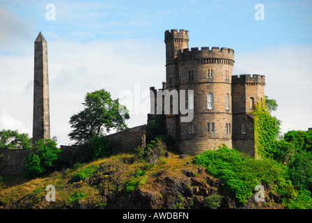 Haus des Gouverneurs und Hamiltons Obelisk, Calton Hill, Edinburgh, Schottland Stockfoto