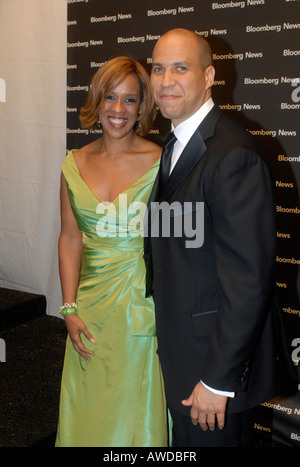 Gayle King und Newark NJ Mayor Cory Booker kommen bei der Bloomberg News Gala, gefolgt von der White House Correspondents Assoc Stockfoto