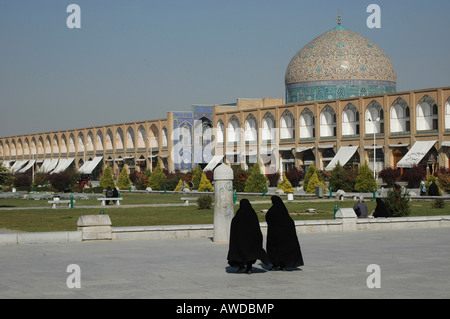 Zwei verschleierte Frauen vor Scheich Lotf Allah Moschee am Meidan-e Imam (Imam Platz), Isfahan, Iran Stockfoto