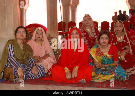 Indische Frauen am Gangaur Festival, Jaipur, Rajasthan, Indien Stockfoto