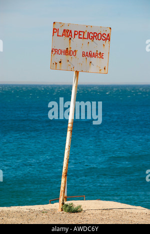 Kein Schwimmen: Warnzeichen in der Nähe von Puerto Madryn, Provinz Chubut, Patagonien, Argentinien Stockfoto