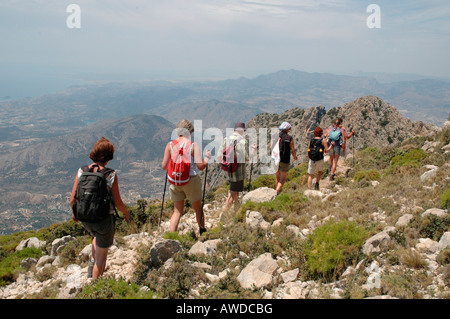 Wandergruppe am Puig Campana in der Nähe von Finestrat, Costa Blanca, Spanien, Europa Stockfoto