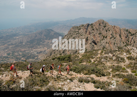 Wandergruppe am Puig Campana in der Nähe von Finestrat, Costa Blanca, Spanien, Europa Stockfoto