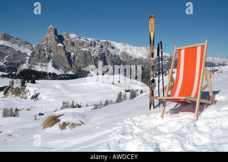 Stuhl und ein paar Ski vor der Sellagruppe, Alta Badia Ski Area, Dolomiten, Italien Stockfoto