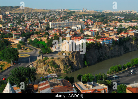 Blick auf Tbilis mit Metechi Kirche im Zentrum, Tbilisi, Georgia, Asien Stockfoto