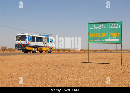 Bus auf einer Landstraße in der Nähe von Naga im Sudan, Afrika Stockfoto