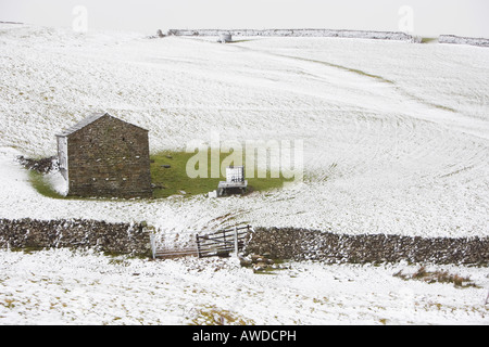 Landwirtschaftliches Gebäude im Schnee auf Winton fiel, Cumbria. England Stockfoto