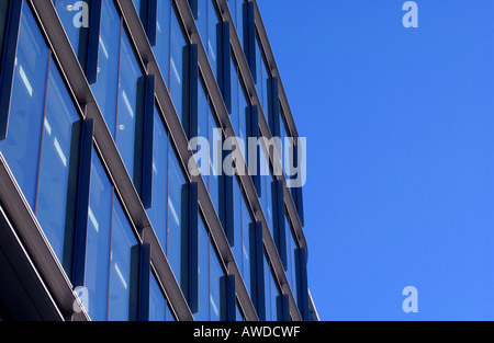 Generische Büros: sich wiederholende Muster des Glases gegen blauen Himmel. Bild von Jim Holden. Stockfoto