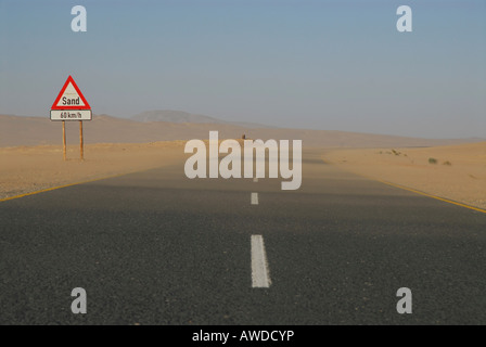Verkehrszeichen Warnung durchgreifenden Sands auf einer Autobahn in der Nähe von Lüderitz, Namibia, Afrika Stockfoto