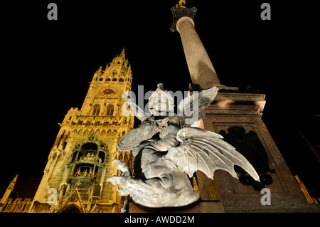 Nachtzeit erschossen, Engelsstatue vor der Mariensaeule (Marian Column) mit dem Rathaus im Hintergrund, Marienplatz (Ma Stockfoto