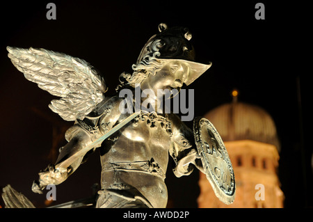 Nachtzeit erschossen, Engelsstatue vor der Mariensaeule (Marian Column) mit den Türmen der Frauenkirche in der bac Stockfoto