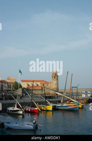 Collioure Hafen und Angeln Boote in der Nähe von Pepignan in Südfrankreich Stockfoto