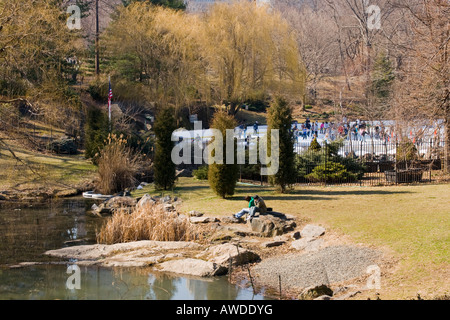 Einen Moment der Ruhe vor dem Eiskunstlaufen Woolman Eisbahn im Central Park, New York Stockfoto