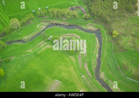 Luftaufnahme von einer Kurve in einem Fluss als es windet sich durch die Landschaft Stockfoto