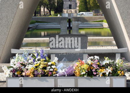 Blumen liegen vor der Kenotaph errichtet, um die Tausende von Opfern, die durch die erste Atombombe getötet erinnern Stockfoto